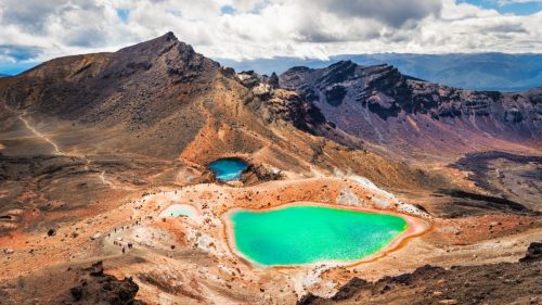 Vulkanická krajina národního parku Tongariro s tyrkysovými jezírky