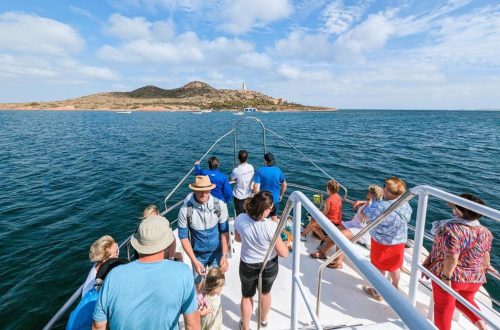 Plavba lodí po pobřeží Mar Menoru s výhledem na okolní ostrůvky