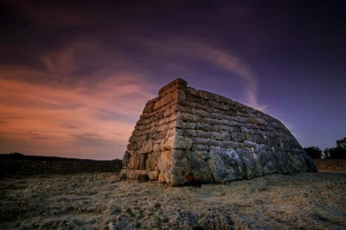Naveta des Tudons je nejznámější megalitickou památkou Menorky
