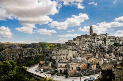 Město Matera v regionu Basilicata okouzlí historickými domy vytesaných do skal a atmosférou, která vás přenese hluboko do minulosti jižní Itálie