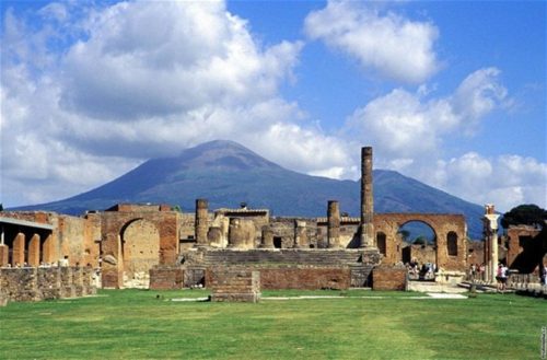 Starověké Pompeje pod majestátním Vesuvem připomínají sílu historie i fascinující příběh města, které na staletí zmizelo pod vrstvou vulkanického popela