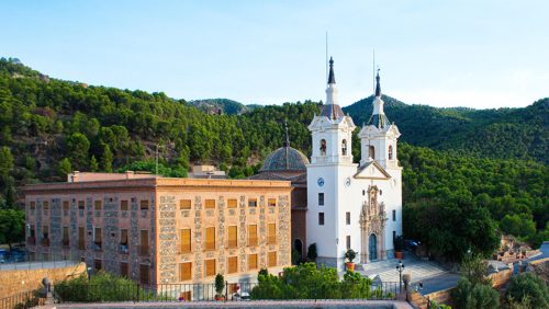 Klidné poutní místo Virgen de la Fuensanta obklopené přírodou