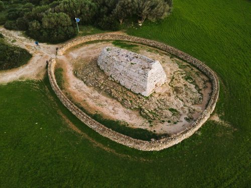 Naveta des Tudons, prehistorická kamenná pohřební stavba ve tvaru obrácené lodi na Menorce.