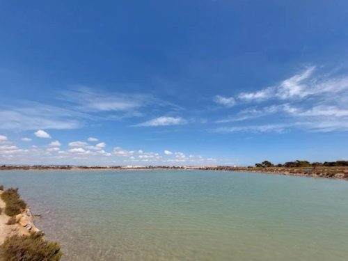 Klidná laguna v solných jezerech Salinas de San Pedro del Pinatar