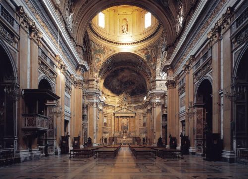 Monumentální interiér kostela Chiesa del Gesù uchvátí bohatou výzdobou, vysokými klenbami a atmosférou, která dýchá historií i italskou elegancí
