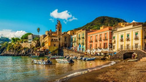 Malebné město Lipari okouzlí pastelovými domy, rybářskými loďkami a pohodovou středomořskou atmosférou