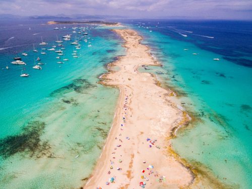 Letecký pohled na písečný poloostrov Es Trucadors na ostrově Formentera.