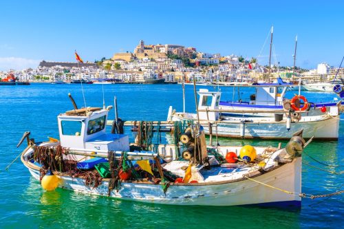 Historické centrum Eivissy s pevností Dalt Vila nad přístavem na ostrově Ibiza.
