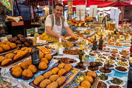 Atmosféra trhů v Palermu a místní street food - smažené rýžové aranciny, těstoviny a mořské plody