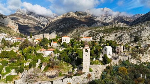 Starý Bar je úžasná kombinace malebných hor a historického městečka s křivolakými uličkami, která stojí za návštěvu