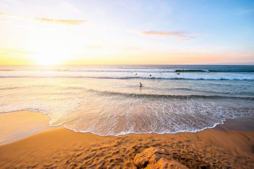 Rozlehlá písečná pláž za soumraku