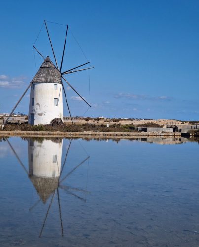 Větrný mlýn jak z Dona Quijota mává všem návštěvníkům ze salin