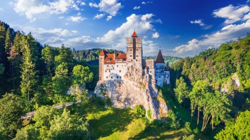 Hrad Bran – slavný „Drákulův“ hrad zasazený do karpatské krajiny.