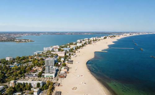 Oblíbené letovisko Mamaia se táhne po úzkém pruhu pevniny mezi Černým mořem a jezerem Siutghiol.