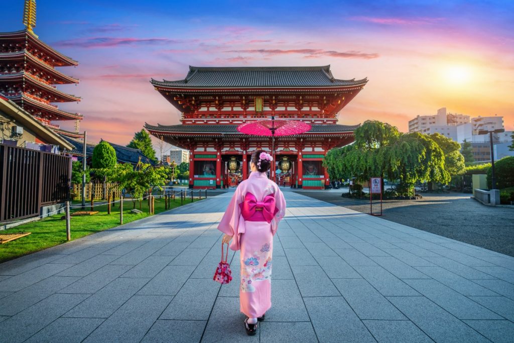 Japonsko - žena v tradičním kimonu v ulicích Tokia