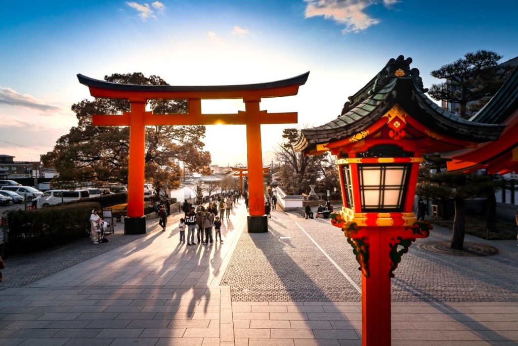 Japonsko - brána torii v chrámu Fushimi Inari Taisha