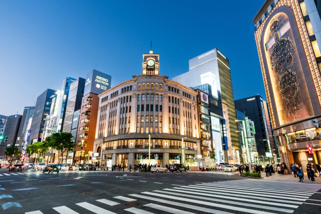 Japonsko - pohled přes křižovatku na budovu Seiko House