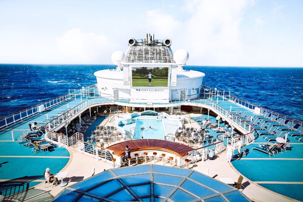 Loď Diamond Princess - venkovní bazén se sluneční terasou