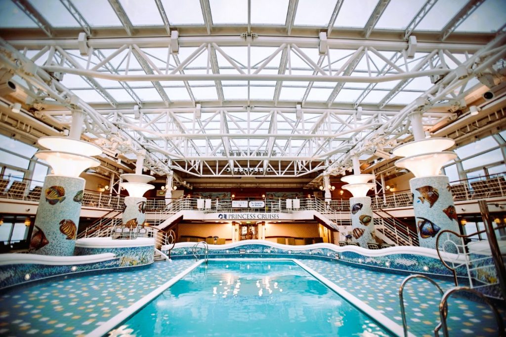 Loď Diamond Princess - vnitřní bazén