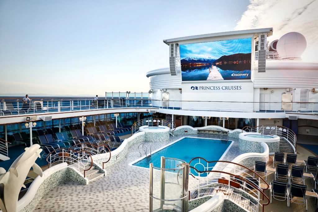 Loď Diamond Princess - bazén na palubě