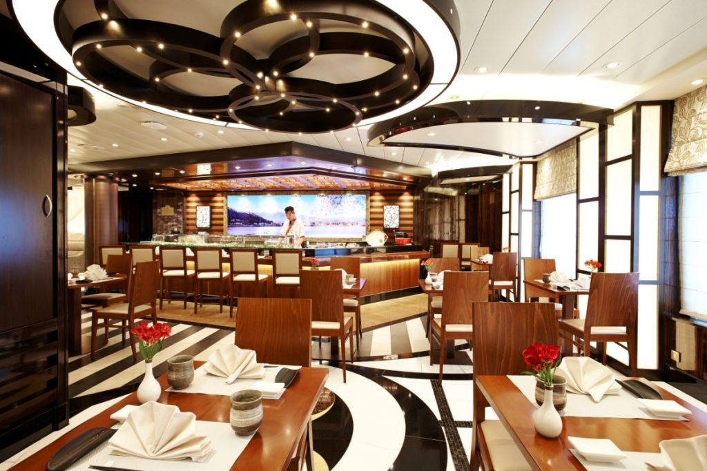 Loď Diamond Princess - sushi restaurace