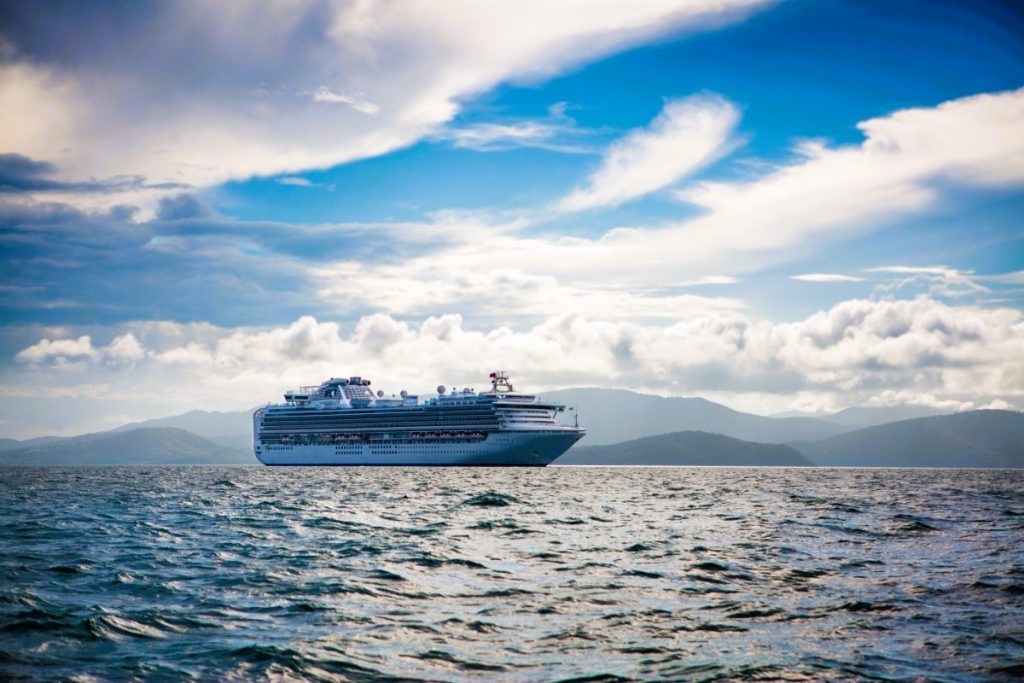 Loď Diamond Princess - s vrcholky zelených hor na pozadí
