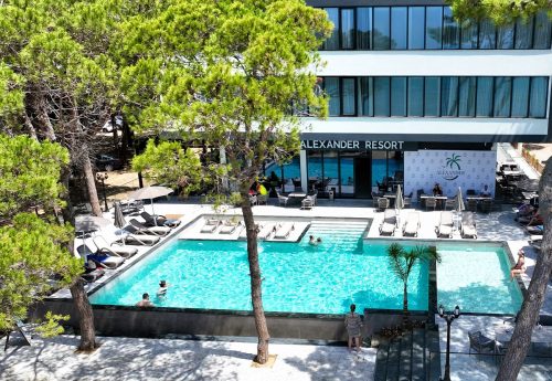 Hotel Alexander Resort v ALbánii s bazénem a polohou u písečné pláže