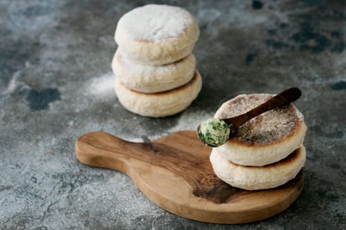 Tradiční madeirský chléb bolo do caco, který se peče přímo na plotně nad ohněm