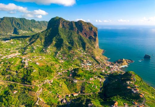 Porto da Cruz je známé výrobou pálenky, ale také nádhernou přírodou a výhledy z útesů