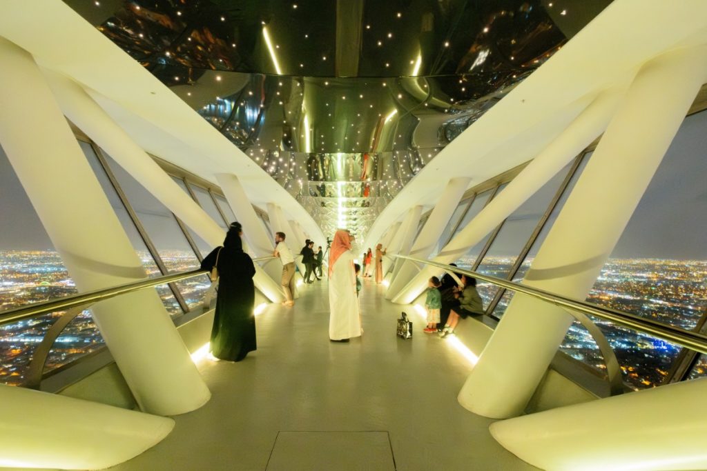 Saudská Arábie - vyhlídka Sky Bridge v Rijádu