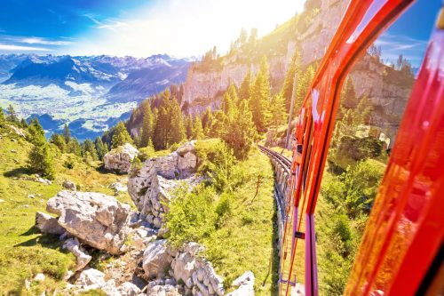 Pohled z vlaku během cesty nejstrmější zubačkou světa na vrcholek hory Pilatus