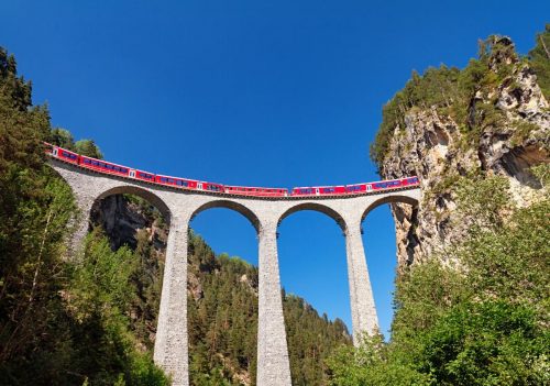 Jízda po viaduktech na Albulské Linii Rhétských drah je zážitkem