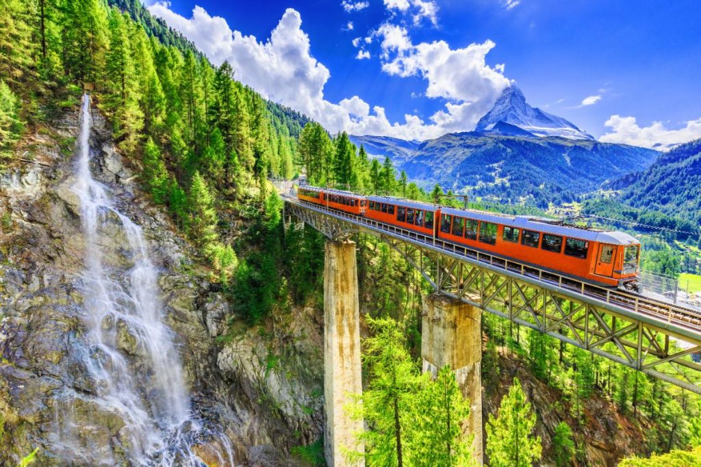 Zermatt, Švýcarsko. Turistický Vlak Gornergrat S Vodopádem, Mostem A Matterhorn