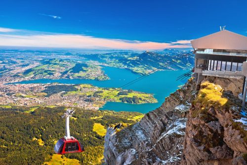 Cesta lanovkou z vrchu Pilatus zpět do Lucernu s výhledem na jezero.