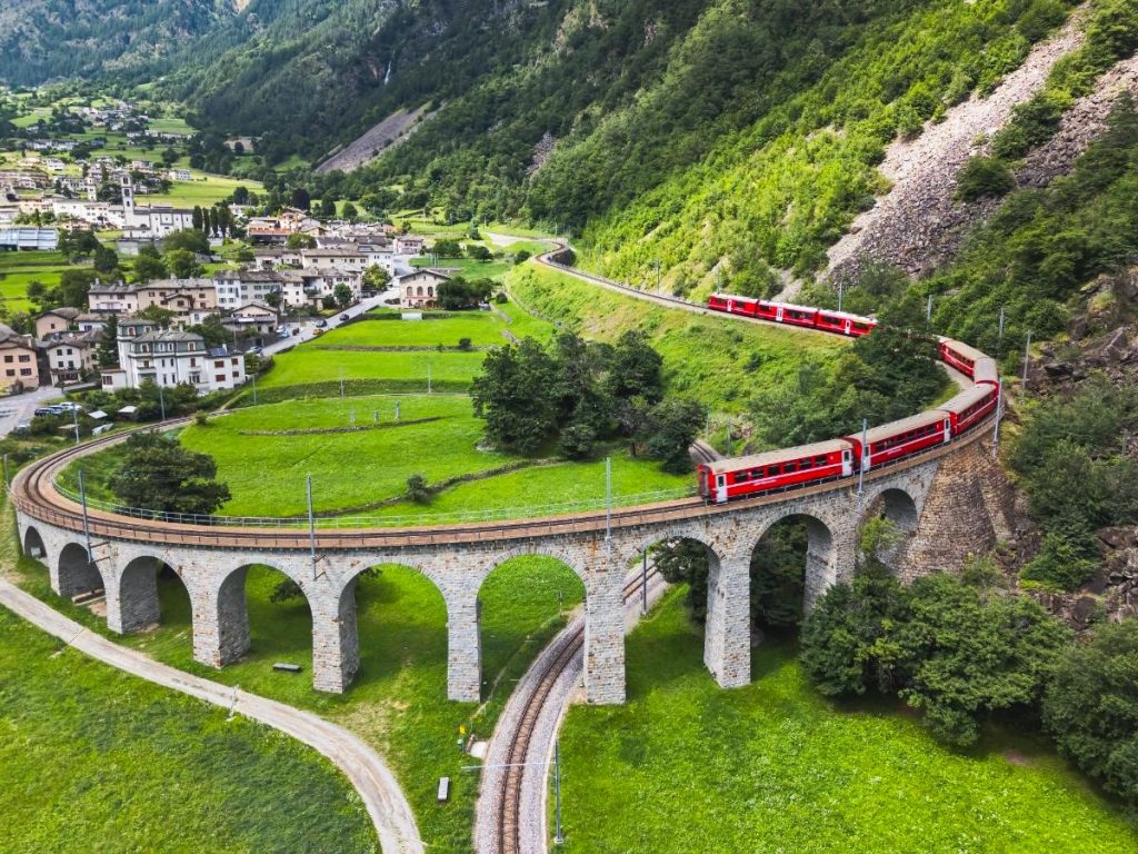 Spirální Viadukt Brusia Rhaetian Railway, Kanton Grisons, Švýcarsko
