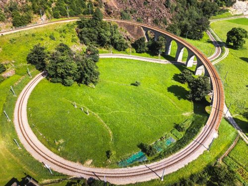 Slavný kruhový viaduktu v Brusiu