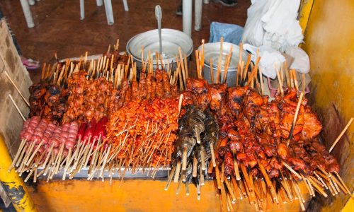 Street food a místní speciality na tržišti Carbon v Cebu