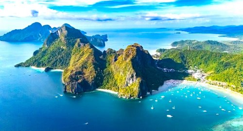 Pláž Corong Corong v oblasti El Nido na severu Ostrova Palawan