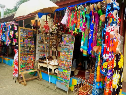 Typický stánek se suvenýry na ostrově Cebu