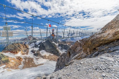 Chůze po nejvyšším visutém mostě v Evropě na hoře Titlis