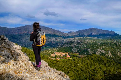 Klášter Santuari de Lluc leží v srdci pohoří Tramuntana obklopen okolními štíty hor