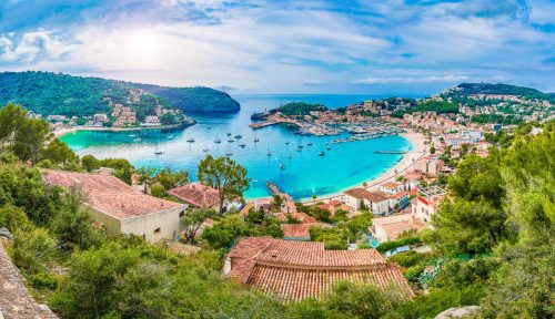 Malebný přístav Puerto de Sóller s úchvatnou pláží vyložené svádí ke koupání
