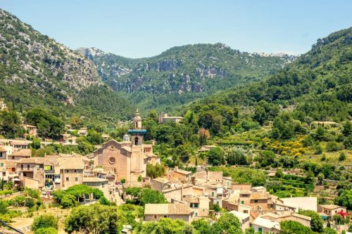 Městečko Valldemossa obklopují strmé svahy pohoří Sierra de Tramuntana