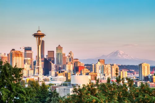 Moderní centrum Seattlu s ikonickou vyhlídkovou věží Space Needle. V pozadí se tyčí majestátní hora Mount Rainier, která je nejvyšším vrcholem státu Washington, dosahuje výšky 4 392 m
