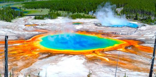 Grand Prismatic Spring – největší horký pramen v USA, proslulý svými zářivými duhovými barvami.