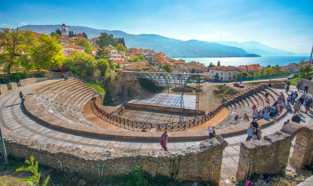 Řecký amfiteátr na břehu Ohridského jezera patří mezi další památky ze Seznamu UNESCO