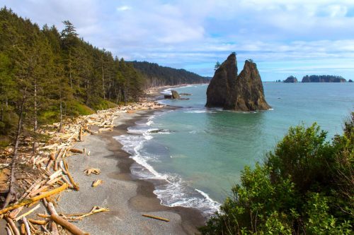 ChatGPT řekl:Rialto Beach je dramatická tichomořská pláž s černými oblázky, naplavenými kmeny, mořskými skalními věžemi a burácejícími vlnami – místo, kde příroda ukazuje svoji sílu i krásu.