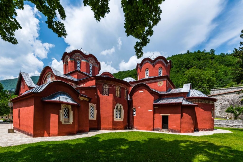 Červená fasáda Pećského kláštera v Kosovu