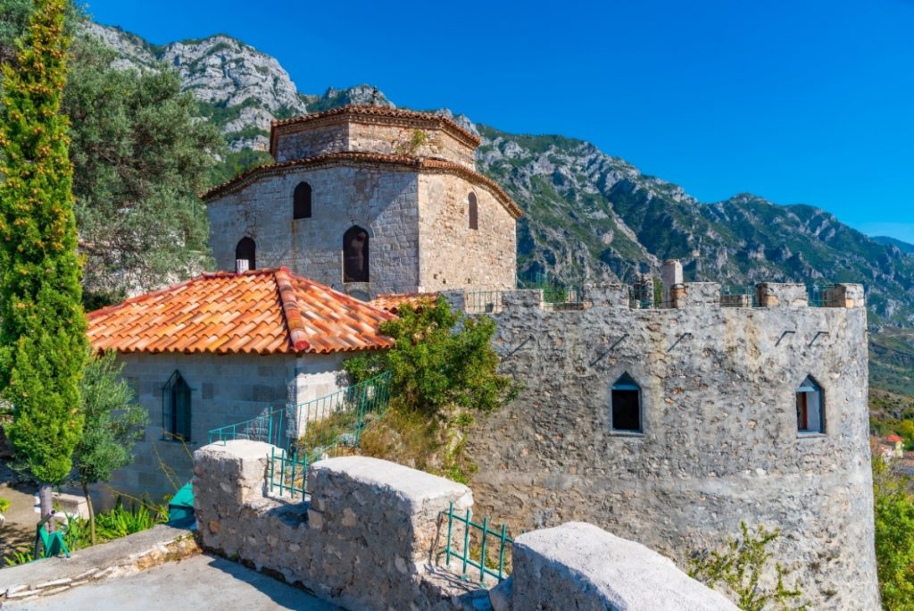 Kamenná budova svatyně řádu bektaši v albánském městě Kruja