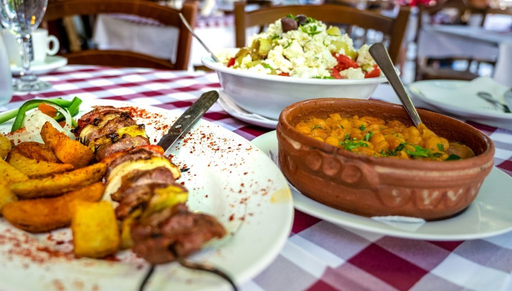 Delikatesy makedonské kuchyně: šašlik, pečené fazole a tradiční šopský salát